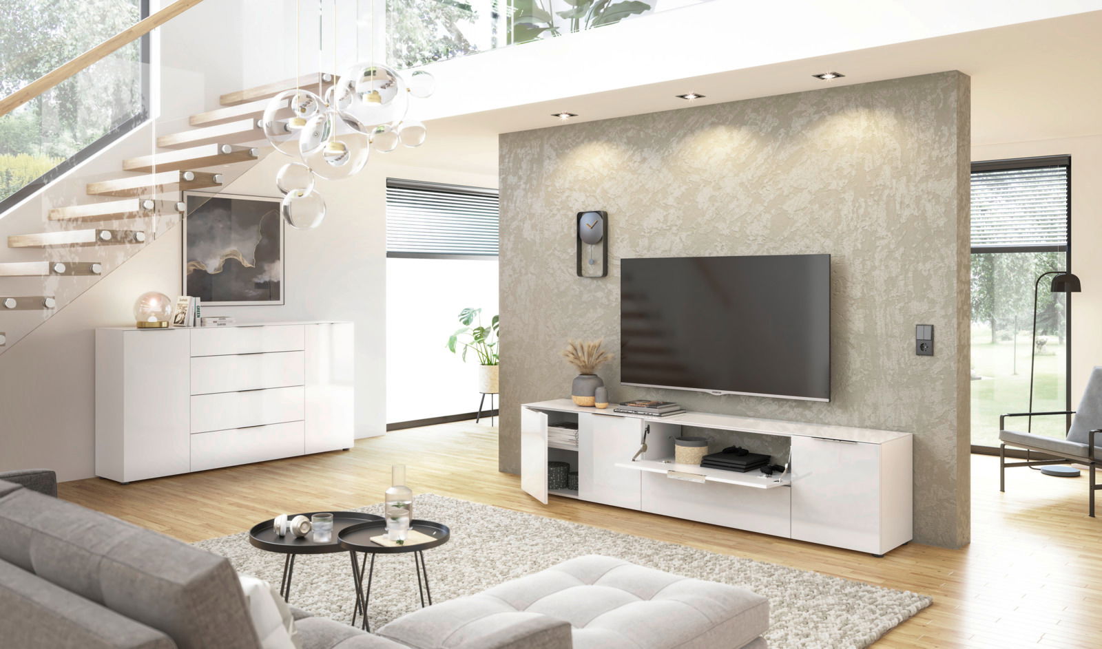 Modernes Wohnzimmer mit weißem TV-Lowboard und großem Flachbildfernseher an der Wand, seitliche Perspektive.