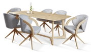 Eetkamer met zes moderne houten stoelen met armleuningen en een grijze stoffen bekleding rond een rechthoekige houten tafel, zijaanzicht