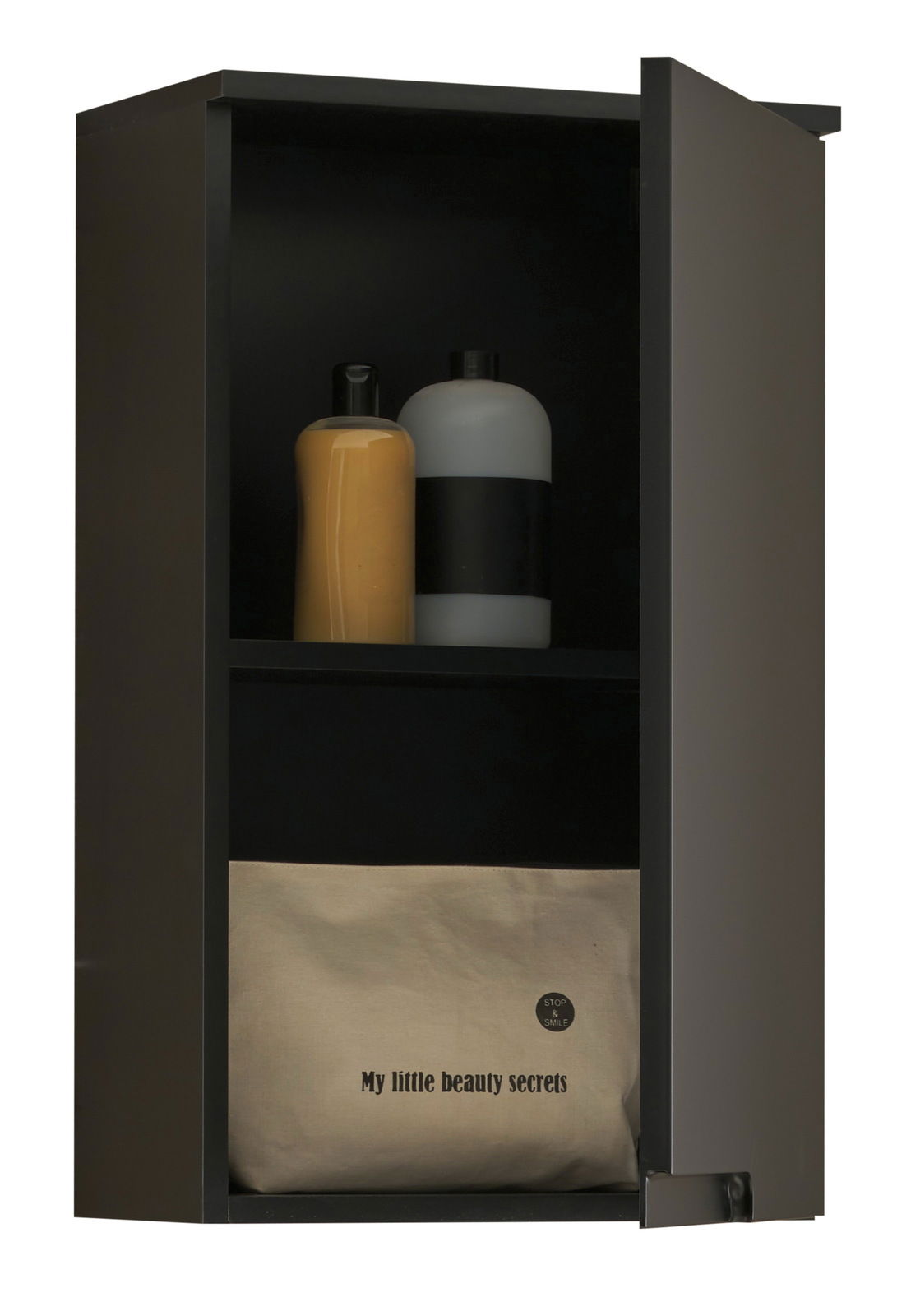 Hängeschrank mit geöffneter Tür, zwei Regalböden, auf denen sich Flaschen und eine Tasche mit der Aufschrift 'My little beauty secrets' befinden, seitliche Perspektive