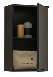 Hängeschrank mit geöffneter Tür, zwei Regalböden, auf denen sich Flaschen und eine Tasche mit der Aufschrift 'My little beauty secrets' befinden, seitliche Perspektive