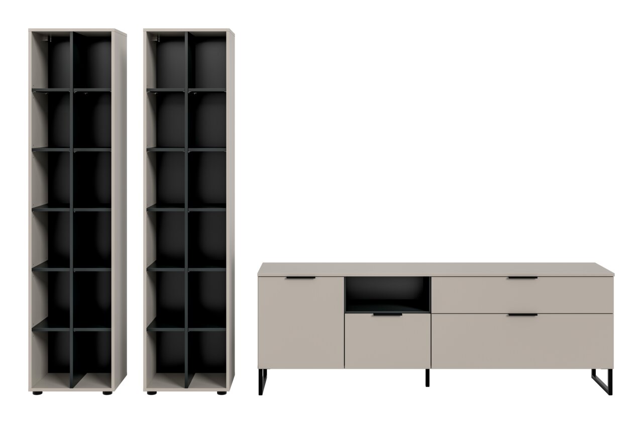 Modernes Möbel-Set in Beige und Schwarz: zwei hohe offene Regale mit mehreren Fächern und ein niedriges Sideboard mit Türen, Schubladen und offenem Fach auf schwarzen Metallfüßen, frontal aus leichter Schrägansicht vor weißem Hintergrund