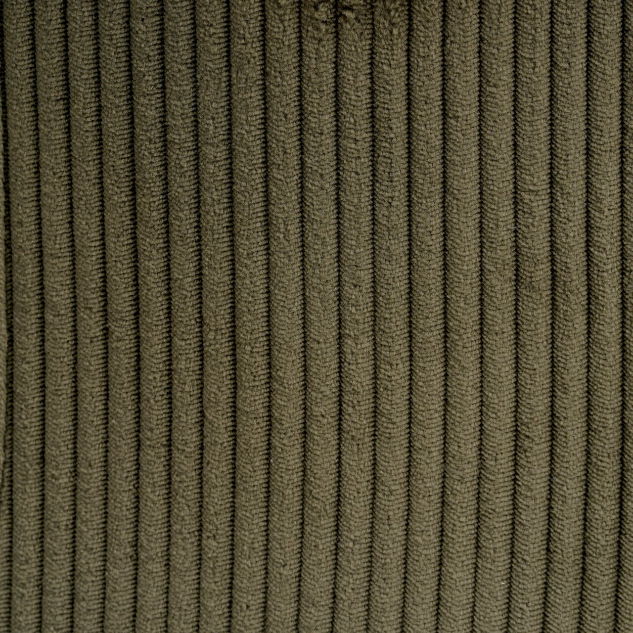 Nahaufnahme eines olivgrünen, gerippten Stoffes, möglicherweise für einen Schwingstuhlbezug.