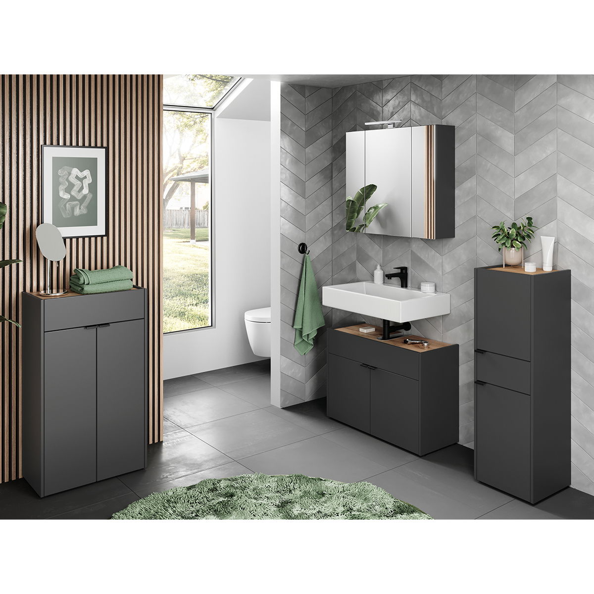 Modernes Badezimmer-Set in dunklen Tönen mit Waschbecken, Spiegel und Schränken, aus der Perspektive des Raumes mit Blick auf das Fenster.