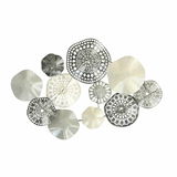 Metallisches Wandobjekt mit mehreren runden, durchbrochenen Scheiben in verschiedenen Größen und Mustern, aus der Frontalperspektive betrachtet.