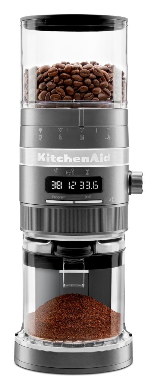 Silberne Kaffeemühle von KitchenAid, frontal abgebildet, mit Kaffeebohnen im oberen Behälter und gemahlenem Kaffee im unteren Behälter.