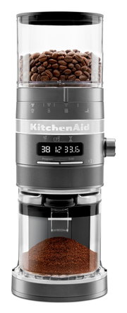 Silberne Kaffeemühle von KitchenAid, frontal abgebildet, mit Kaffeebohnen im oberen Behälter und gemahlenem Kaffee im unteren Behälter.