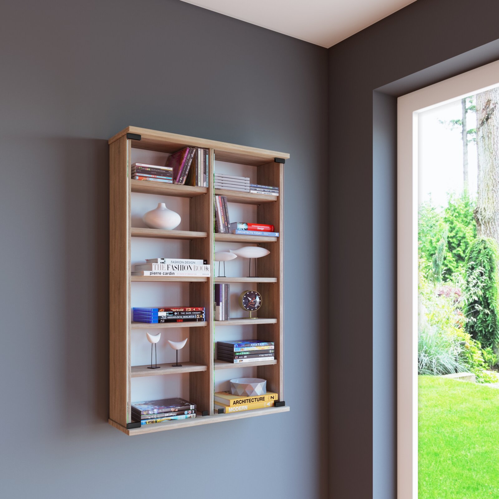 Wandmontiertes Bücherregal in Holzoptik mit mehreren offenen Fächern, dekoriert mit Büchern und Vasen, in schräger Frontansicht leicht von links in einem Raum neben einem Fenster