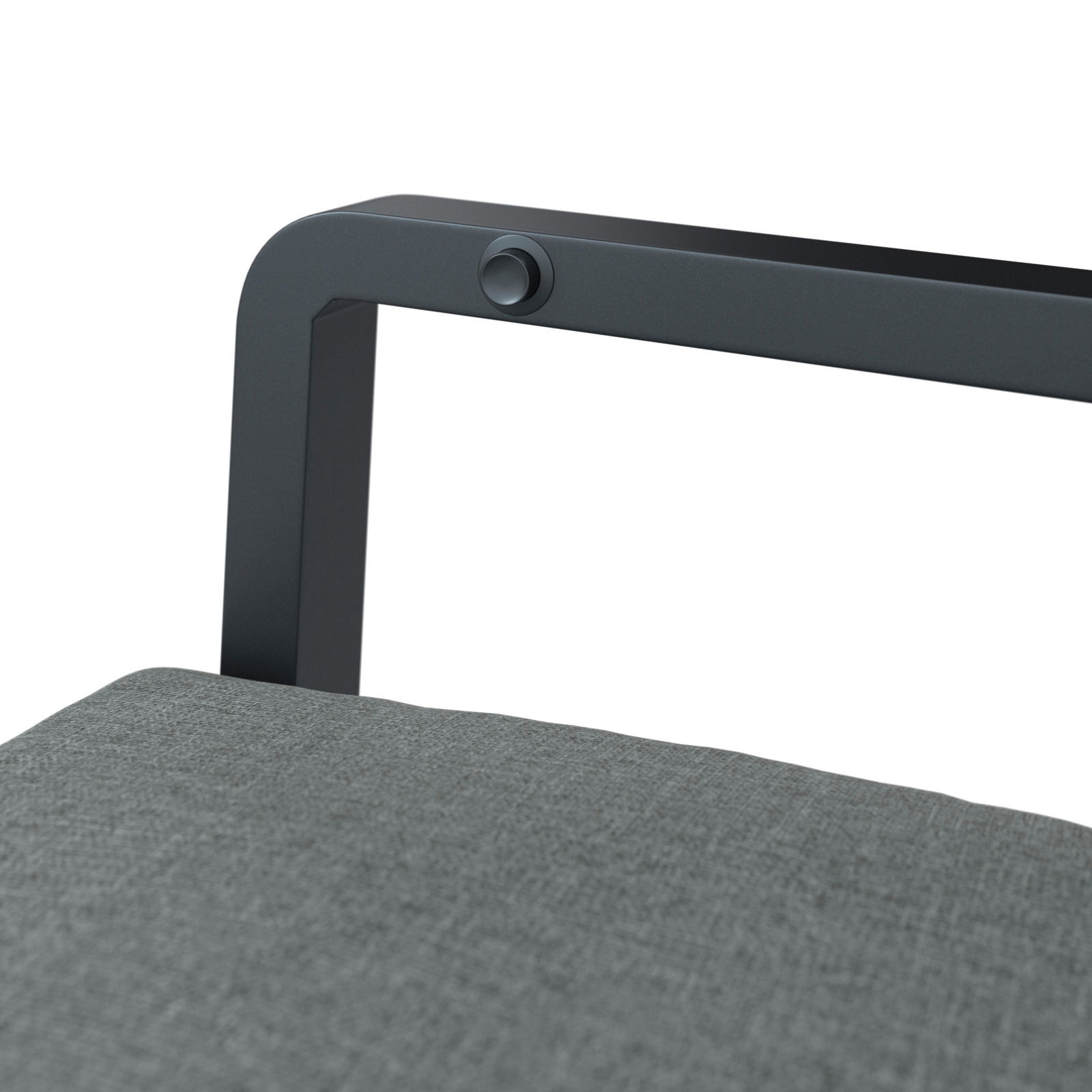 Nahaufnahme eines Gartenrelaxsessels mit grauem Stoffpolster und schwarzem Metallrahmen, seitliche Perspektive