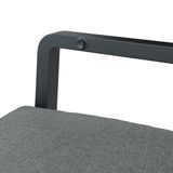 Nahaufnahme eines Gartenrelaxsessels mit grauem Stoffpolster und schwarzem Metallrahmen, seitliche Perspektive