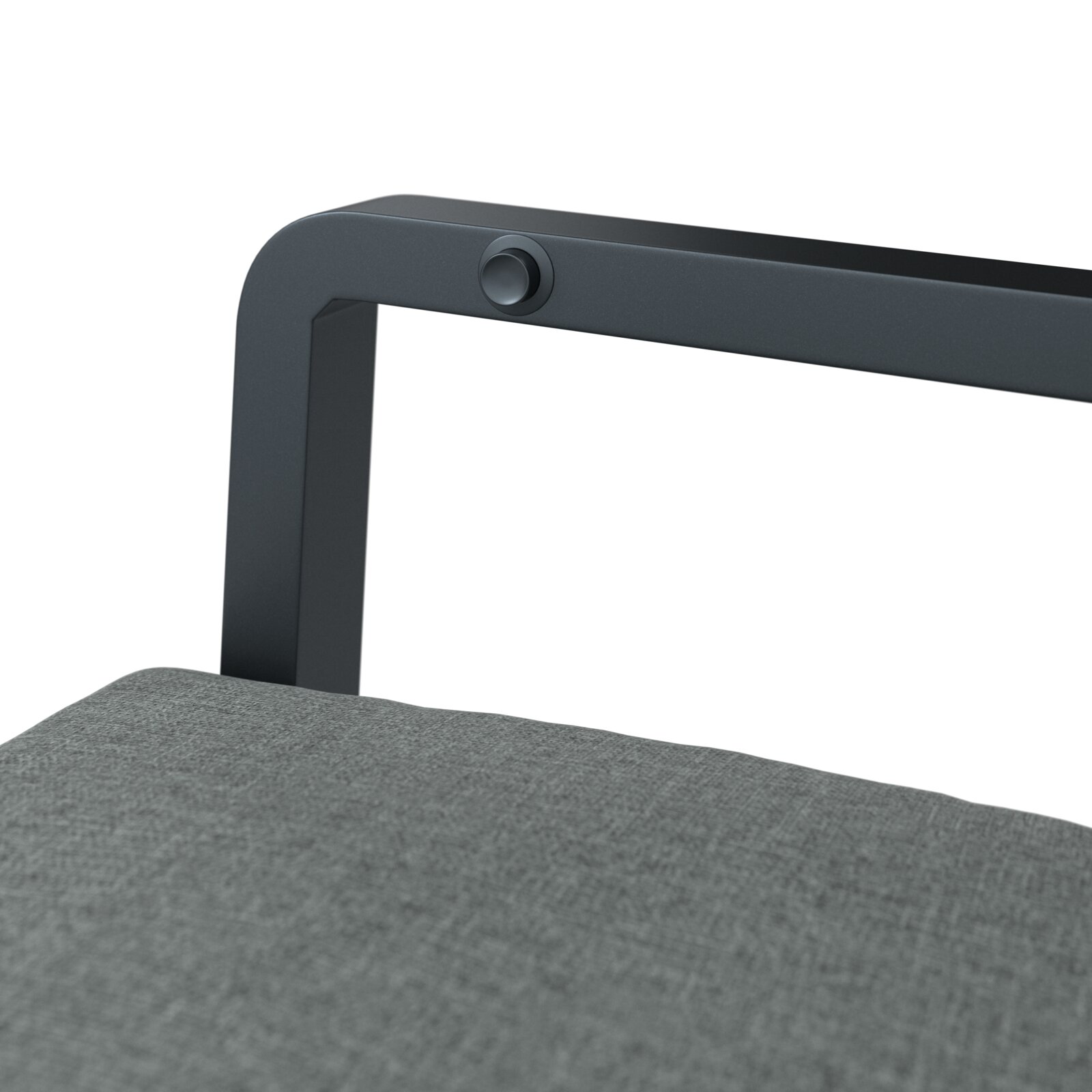 Nahaufnahme eines Gartenrelaxsessels mit grauem Stoffpolster und schwarzem Metallrahmen, seitliche Perspektive