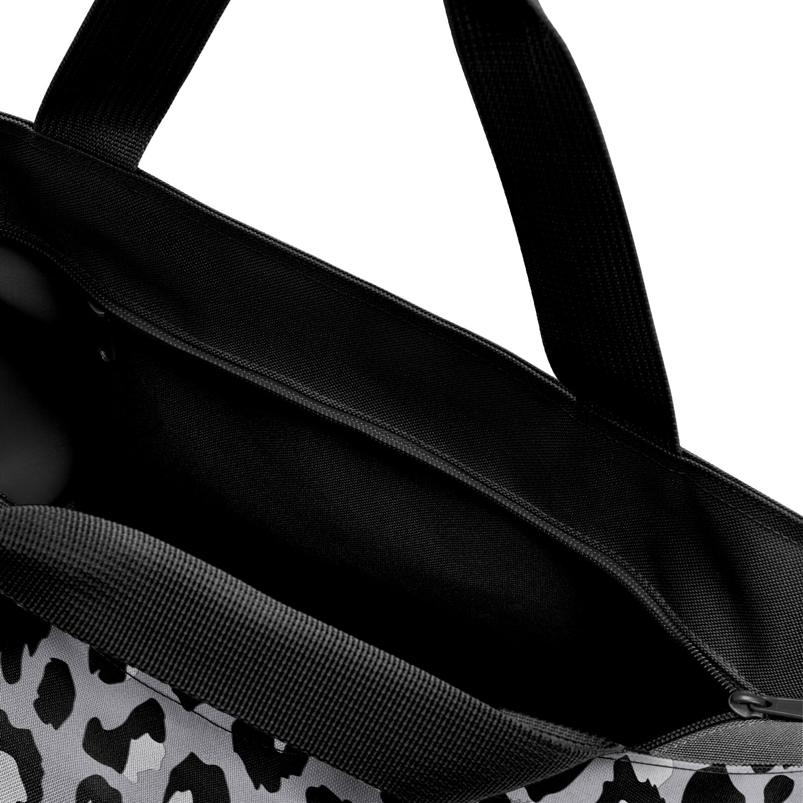 Innenansicht einer Shopper-Tasche mit schwarzem Leo-Muster und robusten Tragegriffen, von oben betrachtet.