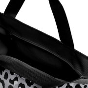Innenansicht einer Shopper-Tasche mit schwarzem Leo-Muster und robusten Tragegriffen, von oben betrachtet.