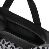 Innenansicht einer Shopper-Tasche mit schwarzem Leo-Muster und robusten Tragegriffen, von oben betrachtet.