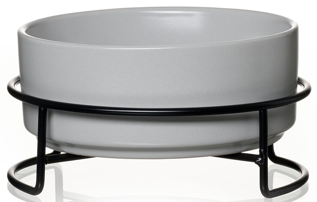 Grauer Napf in einem schwarzen Metallständer, seitliche Perspektive