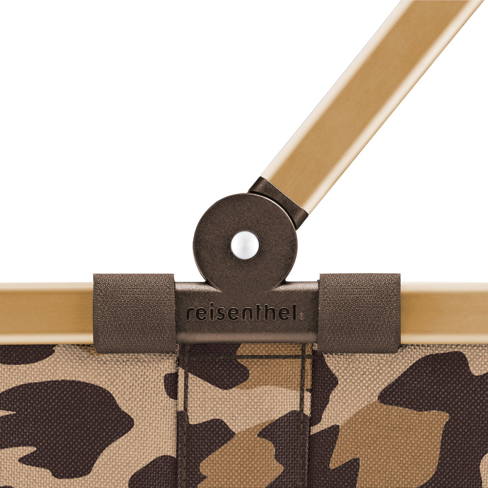 Nahaufnahme eines Reisenthel carrybag XS mit Camouflage-Muster und einem stabilen Griff in beige.