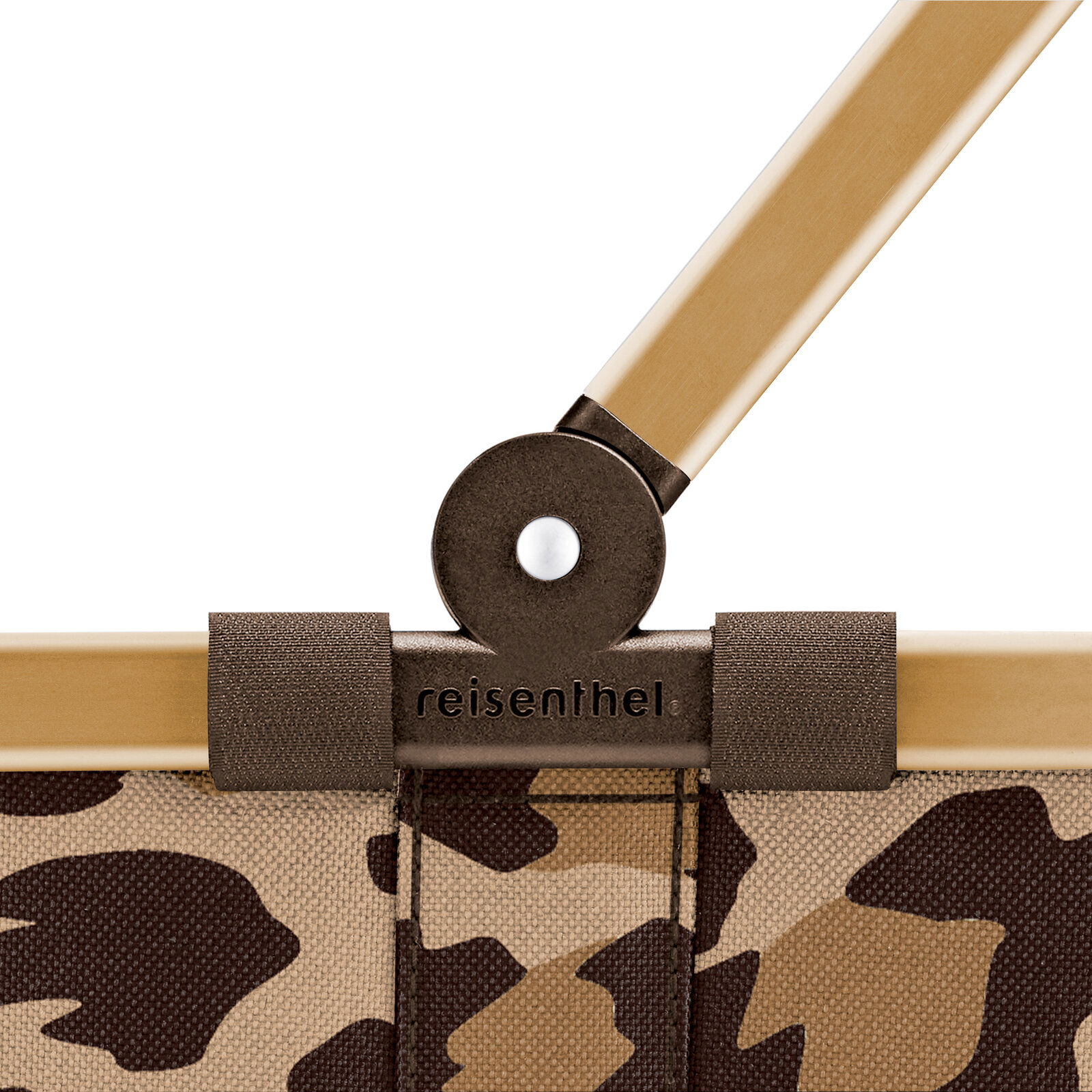 Nahaufnahme eines Reisenthel carrybag XS mit Camouflage-Muster und einem stabilen Griff in beige.