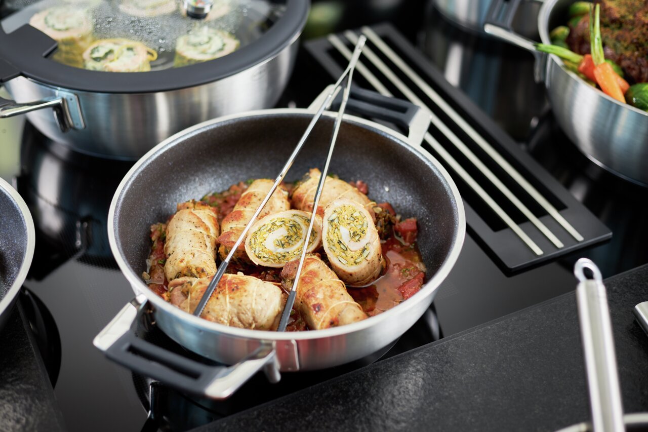 Serveerpan 28 cm Silence Pro met gevulde rollades in tomatensaus, gefotografeerd van bovenaf.