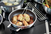Servierpfanne 28cm Silence Pro mit gefüllten Rouladen in Tomatensauce, von oben fotografiert.