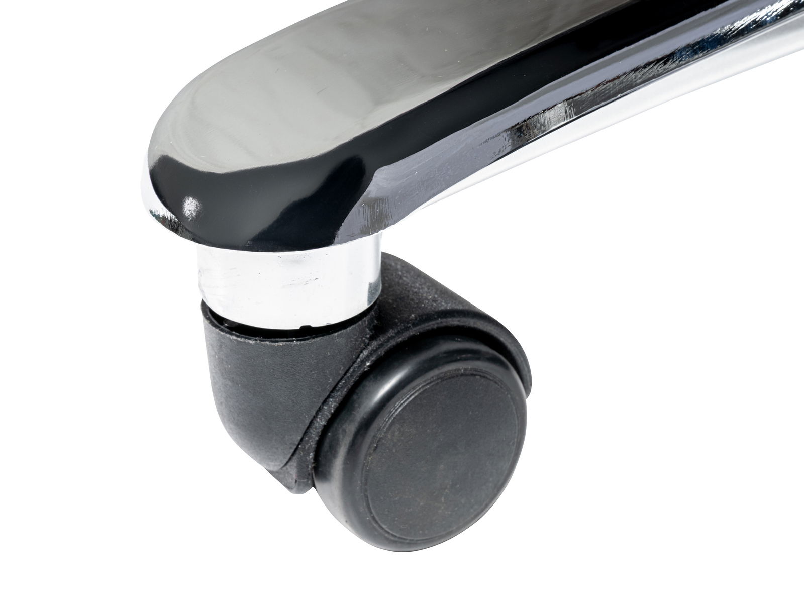 Nahaufnahme einer schwarzen Stuhlrolle mit verchromtem Gestell, seitliche Perspektive