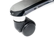 Nahaufnahme einer schwarzen Stuhlrolle mit verchromtem Gestell, seitliche Perspektive