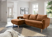 Braunes Ecksofa mit Ottomane links in einem modernen Wohnzimmer, seitliche Perspektive.
