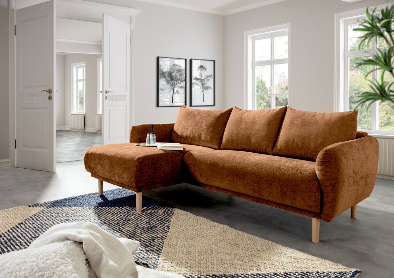 Braunes Ecksofa mit Ottomane links in einem modernen Wohnzimmer, seitliche Perspektive.