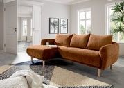 Braunes Ecksofa mit Ottomane links in einem modernen Wohnzimmer, seitliche Perspektive.