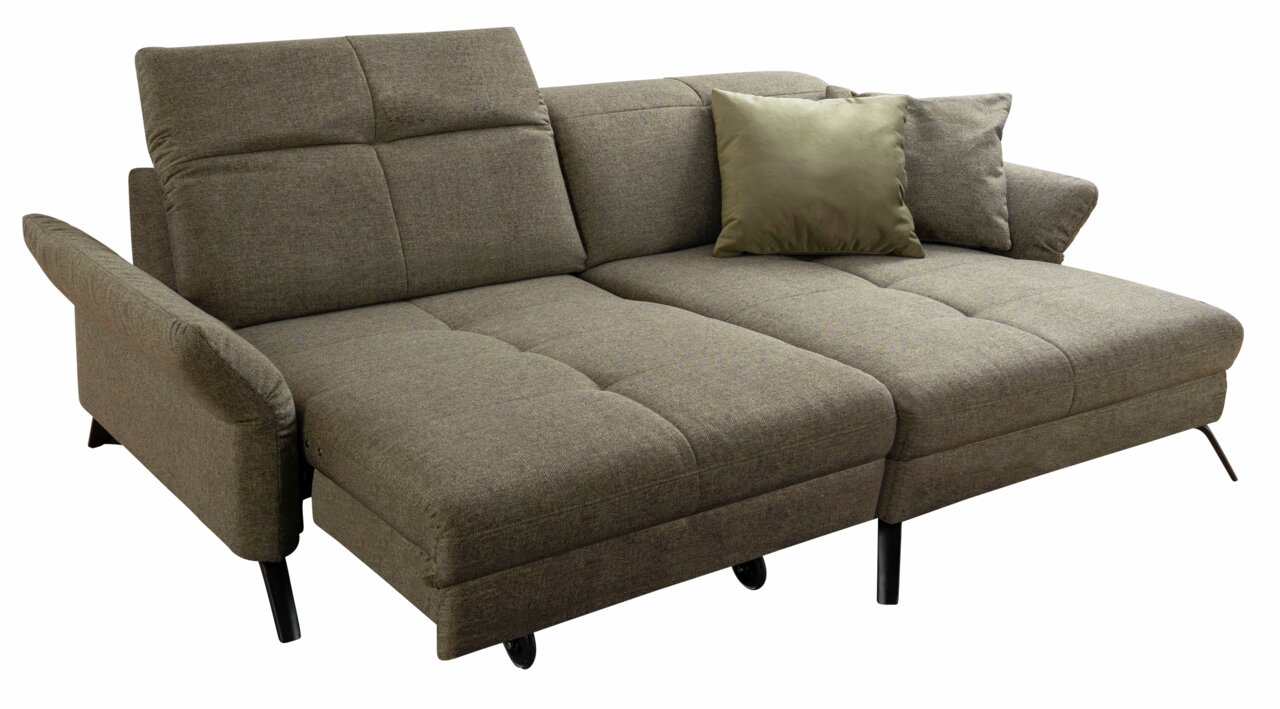 Großes, modernes Ecksofa in braunem Stoff mit verstellbaren Rückenlehnen und einem grünen Kissen, seitliche Perspektive.