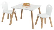 Kinder-Sitzgarnitur bestehend aus einem weißen Tisch und zwei weißen Stühlen mit Holzbeinen, seitliche Perspektive.