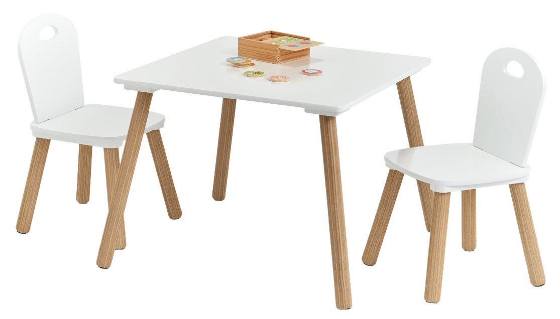 Kinder-Sitzgarnitur bestehend aus einem weißen Tisch und zwei weißen Stühlen mit Holzbeinen, seitliche Perspektive.