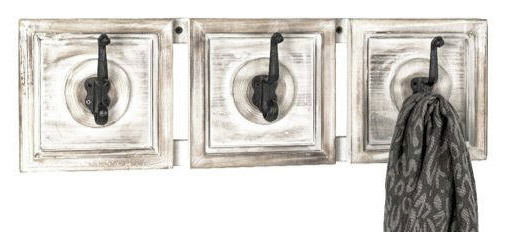 Dreiteilige Garderobenleiste aus Holz mit antikem Finish und schwarzen Haken, frontal abgebildet.