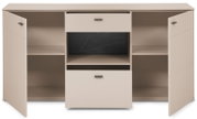 Beiger Sideboard-Schrank mit zwei geöffneten Seitentüren, zwei Schubladen und offenen Regalfächern, Frontansicht in leicht erhöhter Perspektive