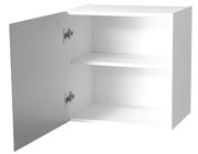 Weißer Hängeschrank mit geöffneter Tür und zwei Einlegeböden, seitliche Perspektive