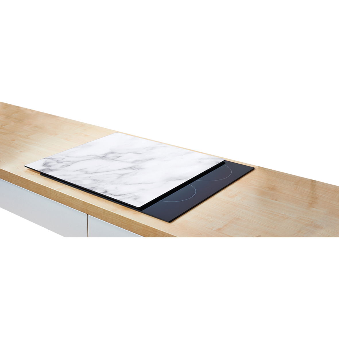 Herdabdeckplatte mit Marmoroptik, auf einem Herd platziert, aus seitlicher Perspektive fotografiert.