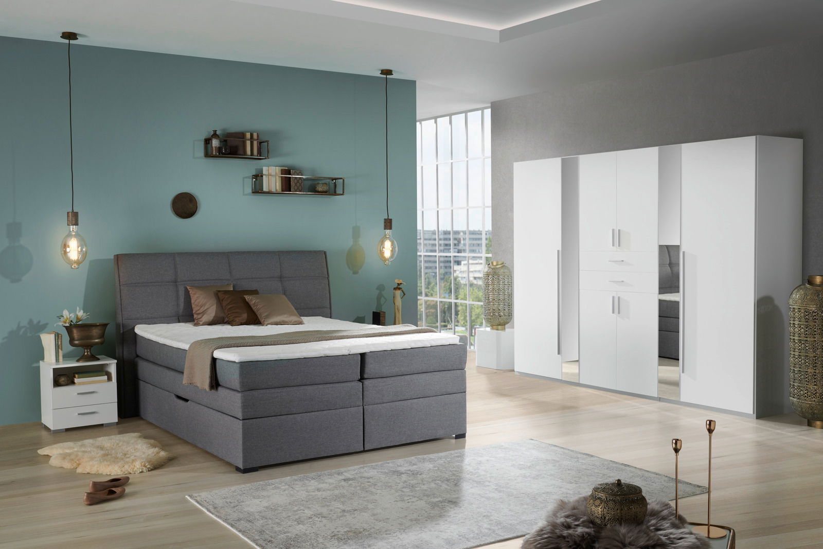 Moderner weißer Drehtürenschrank mit sechs Türen in einem stilvoll eingerichteten Schlafzimmer, seitliche Perspektive.