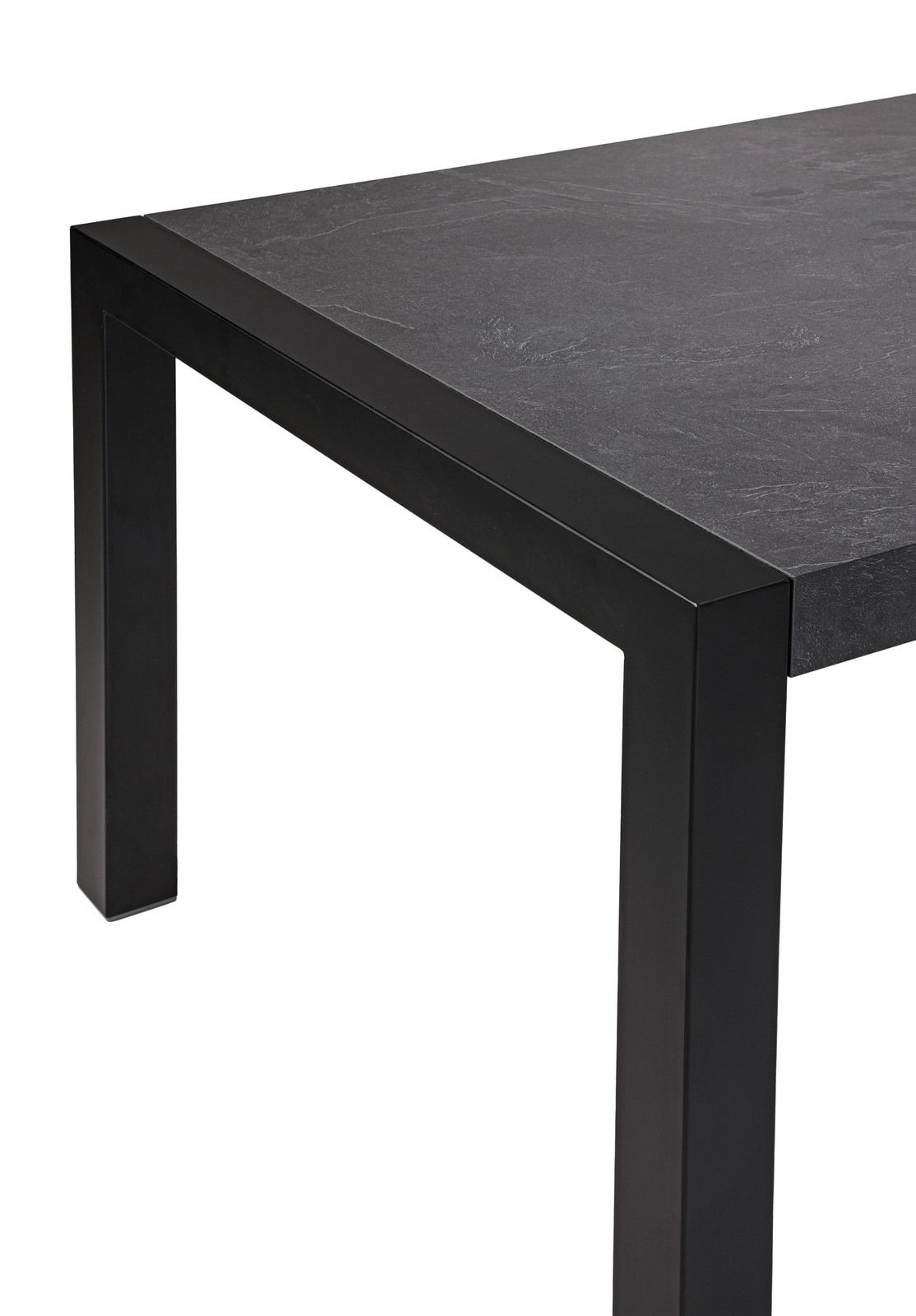 Moderner Esstisch mit schwarzer Steinplatte und Metallgestell, seitliche Perspektive