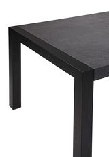 Moderner Esstisch mit schwarzer Steinplatte und Metallgestell, seitliche Perspektive