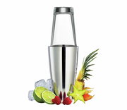 Boston Shaker aus Edelstahl und Glas, umgeben von frischen Früchten und Eiswürfeln, frontal abgebildet.