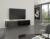 Modernes TV-Lowboard in schwarzem Hochglanz mit LED-Beleuchtung, frontal im Wohnzimmer platziert.