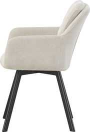 Beiger, gepolsterter Polsterstuhl mit Armlehnen und schwarzem Metallgestell, Seitenansicht (Profil) vor weißem Hintergrund