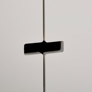 Nahaufnahme eines weißen Sideboards mit modernem Griffdesign, seitliche Perspektive.