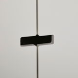 Nahaufnahme eines weißen Sideboards mit modernem Griffdesign, seitliche Perspektive.