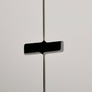 Nahaufnahme eines weißen Sideboards mit modernem Griffdesign, seitliche Perspektive.