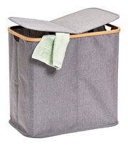 Grauer Wäschesammler mit zwei Fächern und offenem Deckel, aus seitlicher Perspektive fotografiert, mit einem grünen Handtuch über der Kante.