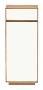 Frontansicht einer modernen Kommode der VOSS Serie V100 mit Holzrahmen und weißen Fronten, 44 cm breit.