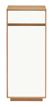 Frontansicht einer modernen Kommode der VOSS Serie V100 mit Holzrahmen und weißen Fronten, 44 cm breit.