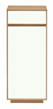 Frontansicht einer modernen Kommode der VOSS Serie V100 mit Holzrahmen und weißen Fronten, 44 cm breit.