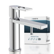 Moderne Waschtischarmatur in Chromoptik, seitliche Perspektive mit Verpackung im Hintergrund.