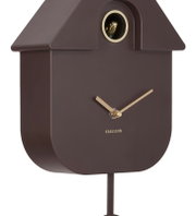 Moderne braune Wanduhr in Kuckucksuhren-Design mit goldenen Zeigern und einem goldenen Detail im oberen Bereich, seitliche Perspektive.