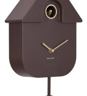 Moderne braune Wanduhr in Kuckucksuhren-Design mit goldenen Zeigern und einem goldenen Detail im oberen Bereich, seitliche Perspektive.